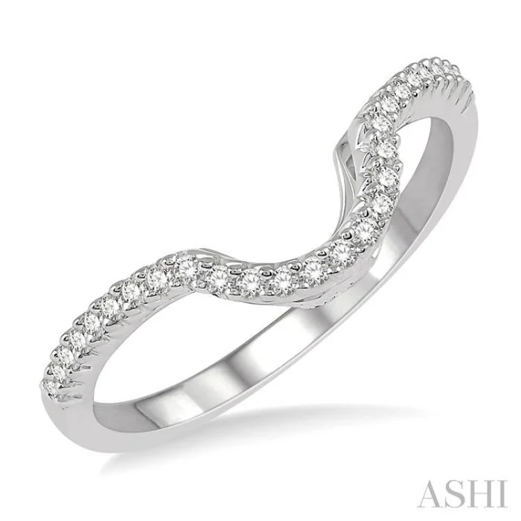 1/5 Ctw Round Diamond Curverd Wedding Band in 14K White Gold