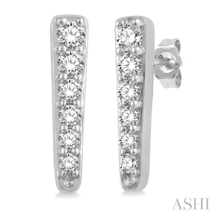 1/5 Ctw Vertical Bar Round Cut Diamond Earring in 14K White Gold