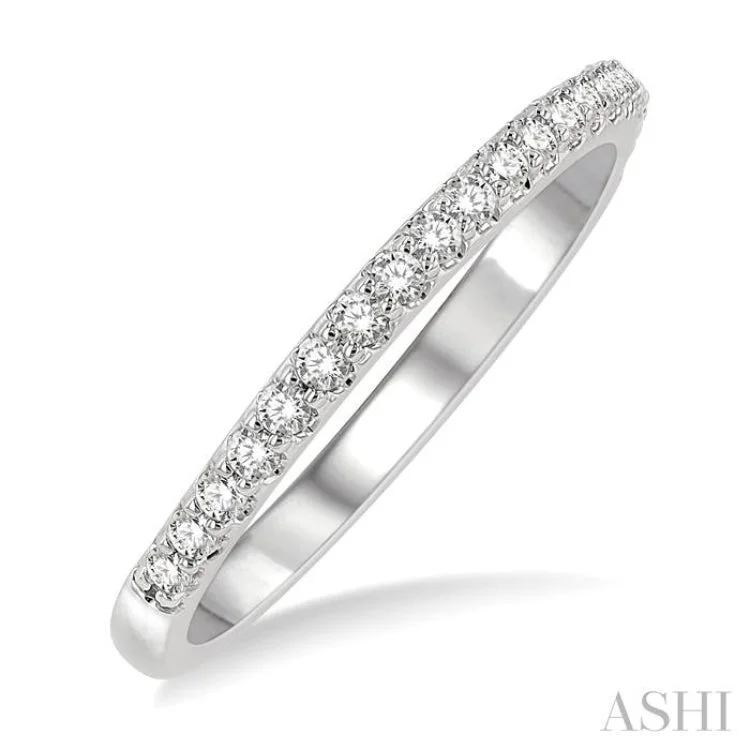 1/4 Ctw Round Cut Diamond Wedding Band in 14K White Gold