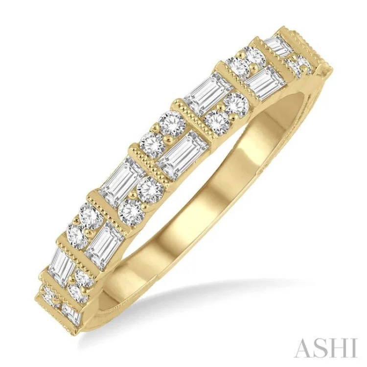 5/8 ctw Paneled Baguette and Round Cut Diamond Wedding Band in 14K Yellow Gold