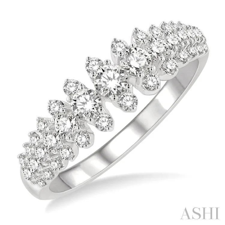 3/4 ctw Graduated Round Cut Diamond Fashion Band in 14K White Gold